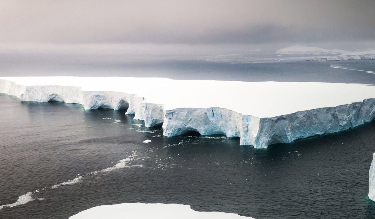 Este glaciar cerca de las Islas Melchior en la Antártida se desprendió por cuenta del calentamiento global
