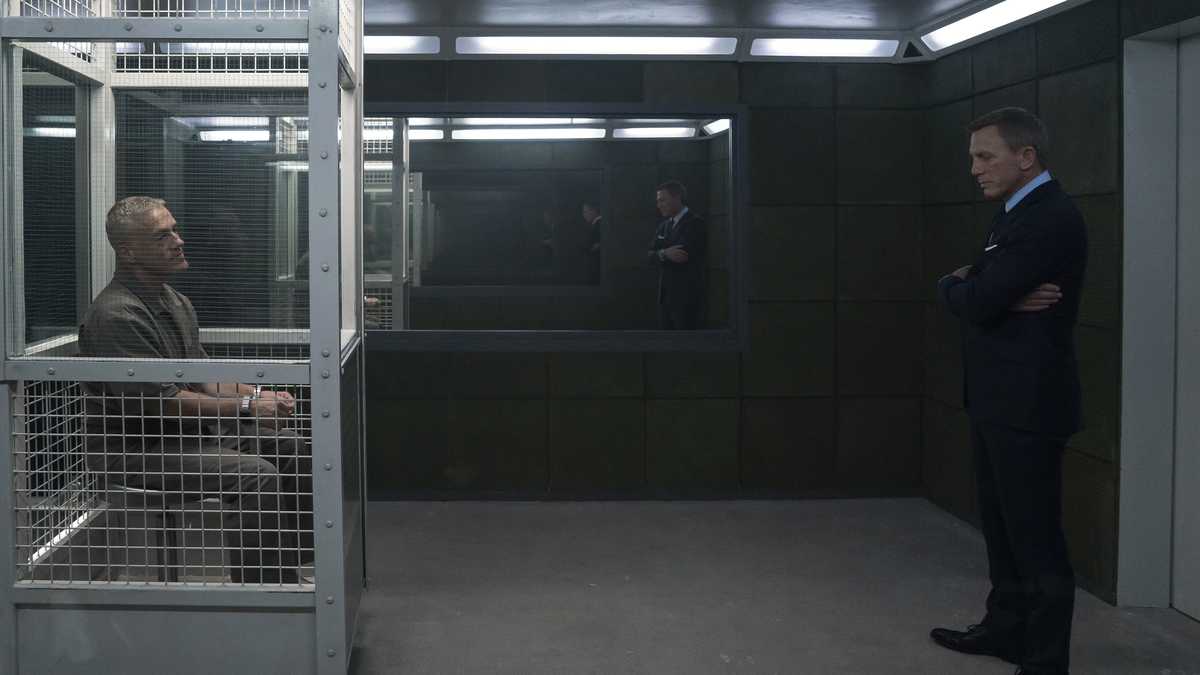 James Bond (Daniel Craig) visita a Blofeld (Christoph Waltz) en su celda en NO TIME TO DIE.