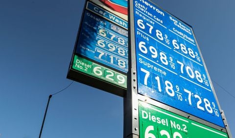 En California, la gasolina está llegando a costar más de 6 dólares por galón