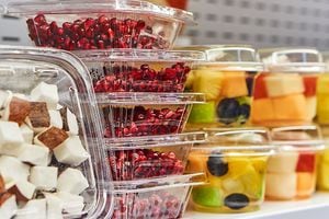 Cortar fruta en plastico