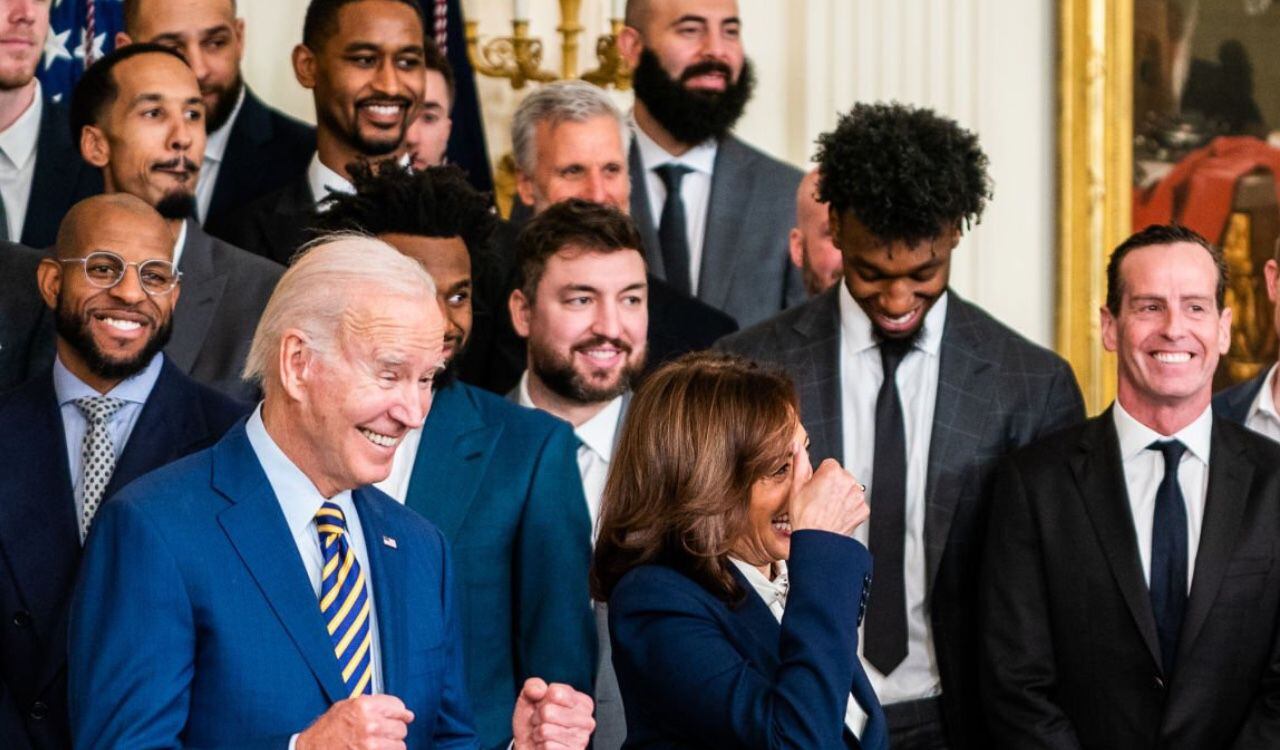 El presidente de Estados Unidos, Joe Biden, recibió en la Casa Blanca a los Golden State Warriors, equipo de la NBA que ha ganado cuatro campeonatos en ocho años.
