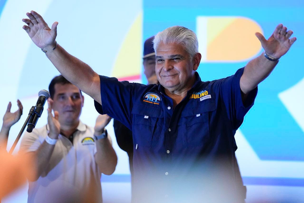 El candidato presidencial de Realizando Metas, José Raúl Mulino, celebra tras ganar las elecciones generales, en Ciudad de Panamá, el domingo 5 de mayo de 2024. (AP Foto/Matías Delacroix)