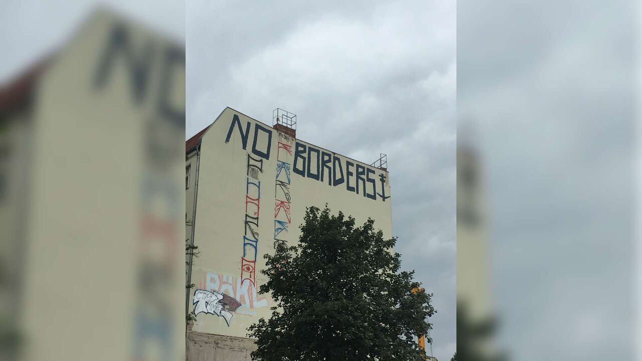 En inmediaciones al muro, en algunos barrios de Berlín, hoy se encuentran manifestaciones artísticas contra la segregación y las fronteras políticas.