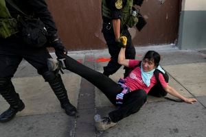 Las protestas buscan un adelanto electoral inmediato, la renuncia de Boluarte, la liberación del presidente destituido Pedro Castillo y justicia por los manifestantes muertos en enfrentamientos con la policía. (AP Photo/Martín Mejía)