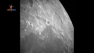 Esta imagen de un video proporcionado por la Organización de Investigación Espacial de la India muestra la superficie de la luna mientras la nave espacial Chandrayaan-3 se prepara para aterrizar el miércoles 23 de agosto de 2023.
