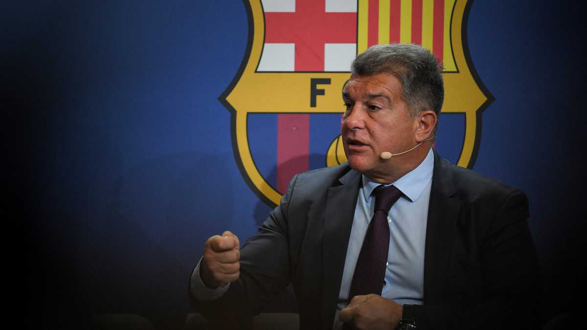 Barcelona's Spanish President Joan Laporta gestures as he addresses a press conference to present the results of a club investigation into financial mismanagement under the previous board, in Barcelona on February 1, 2022. - The "forensic report" focuses on various financial issues, including money paid to agents and the spreading of fees over numerous contracts, allegedly to avoid exceeding spending limits, with former president Josep Maria Bartomeu expected to be in the firing line. (Photo by LLUIS GENE / AFP)