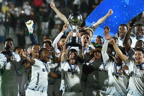 Ezequiel Piovi de Liga de Quito levanta el trofeo como el equipo se convierte en campeón después de ganar el partido final de la Copa CONMEBOL Sudamericana 2023 entre LDU Quito y Fortaleza en el Estadio Domingo Burgueño Miguel el 28 de octubre de 2023 en Maldonado, Uruguay.