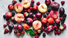 Existen diferentes tipos de frutas, entre ellas las ciruelas, fresas, manzanas y moras, entre otras, y pueden encontrarse en los supermercados o plazas de mercado.