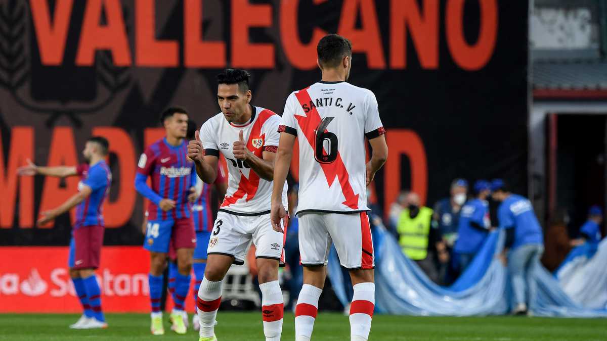 Rayo Vallecano's Colombian forward Radamel Falcao gestures during the Spanish League football match between Rayo Vallecano de Madrid and FC Barcelona at the Vallecas stadium in Madrid on October 27, 2021. (Photo by OSCAR DEL POZO / AFP)