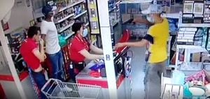 Las cámaras de seguridad del local comercial, dejaron en evidencia a dos hombres amedrantando a los empleados del lugar para robar dinero de la caja.