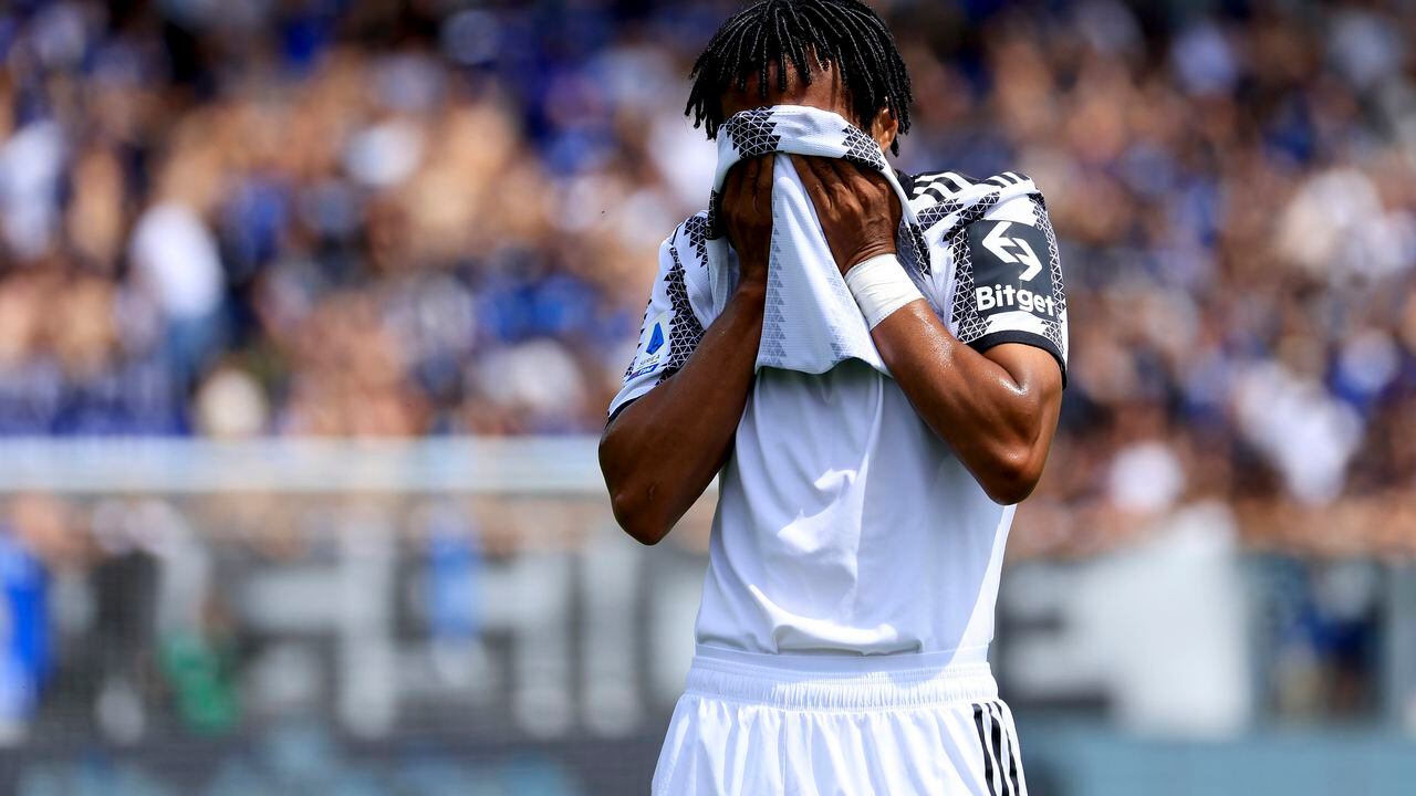 BERGAMO, ITALY - MAY 07: Juan Cuadrado of Juventus FC shows his dejection during the Serie A match between Atalanta BC and Juventus at Gewiss Stadium on May 07, 2023 in Bergamo, Italy. (Photo by Giuseppe Cottini/Getty Images)