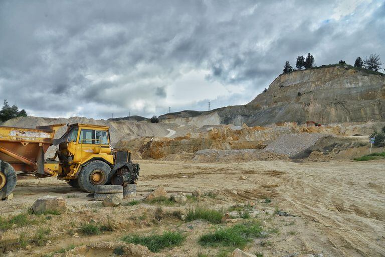 En la vía de Ciudadela Sucre, se descubrió una cantera en la que los trabajadores, aparentemente, realizaban una explotación minera en una zona de protección ambiental.
