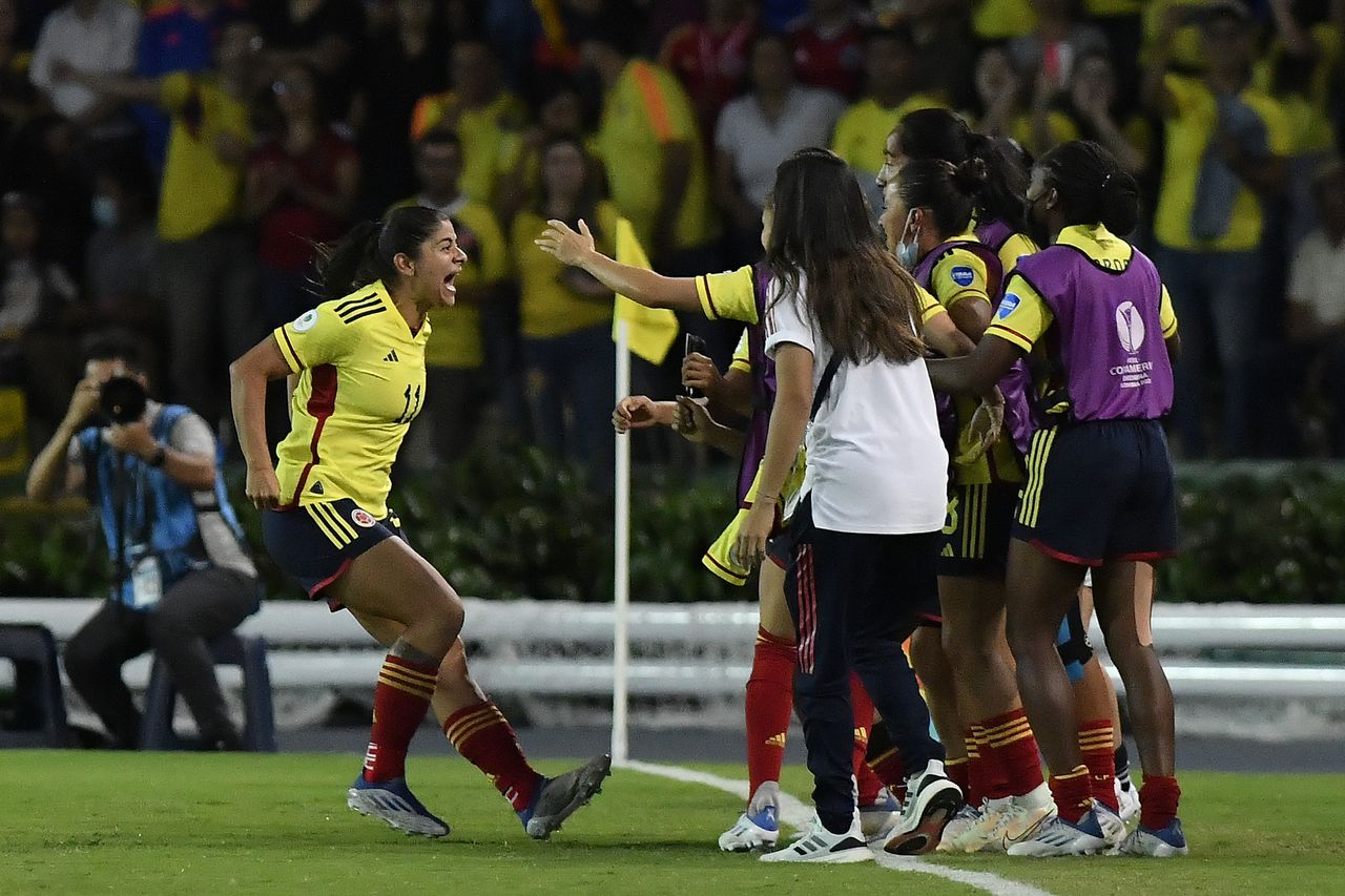 ARMENIA, COLOMBIA - JULY 20: Maria Catalina Usme Pineda (L) of Colombia celebrates with teammates after scoring the first goal of her team during a match between Colombia and Chile as part of Women's CONMEBOL Copa America 2022 at Centenario Stadium on July 20, 2022 in Armenia, Colombia. (Photo by Gabriel Aponte/Getty Images)