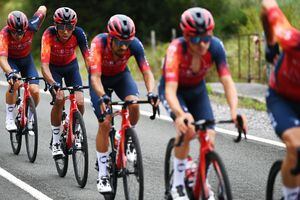 Competidores del INEOS en el Tour de Francia 2023.