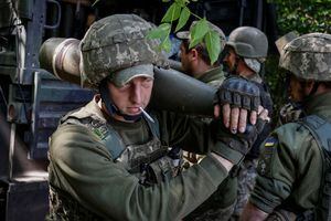 Los miembros del servicio ucraniano preparan proyectiles para un obús M777 cerca de la línea del frente, mientras continúa el ataque de Rusia contra Ucrania, en la región de Donetsk, Ucrania, el 6 de junio de 2022. Foto REUTERS/Stringer