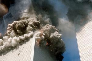 Archivo del 11 de septiembre de 2001, el humo se eleva desde las torres gemelas en llamas del World Trade Center después de que aviones secuestrados se estrellaran contra las torres, en la ciudad de Nueva York. (Foto AP / Richard Drew, archivo)