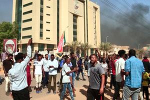 Manifestantes sudaneses se reúnen en la capital, Jartum para denunciar las detenciones nocturnas por parte del ejército de miembros del gobierno de Sudán.