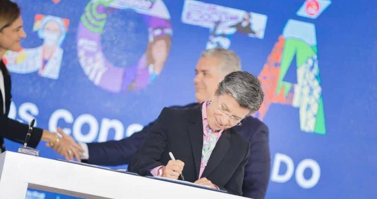 Alcaldesa Claudia López firmando el convenio de cofinanciación.