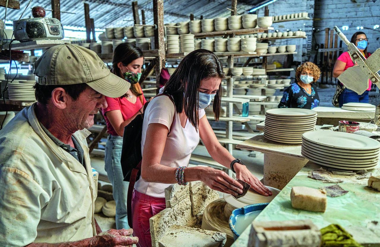 Por más de 120 años se ha preservado el arte de hacer cerámica moldeada y decorada a mano en el Carmen de Viboral