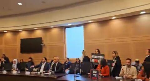 Un grupo de familiares irrumpe en el parlamento israelí
