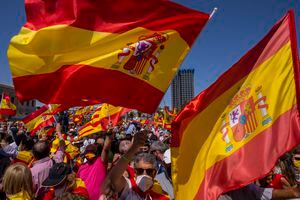 La protesta en Madrid en contra de indultos a separatistas catalanes, el 13 de junio del 2021.  (Foto AP/Bernat Armangue)