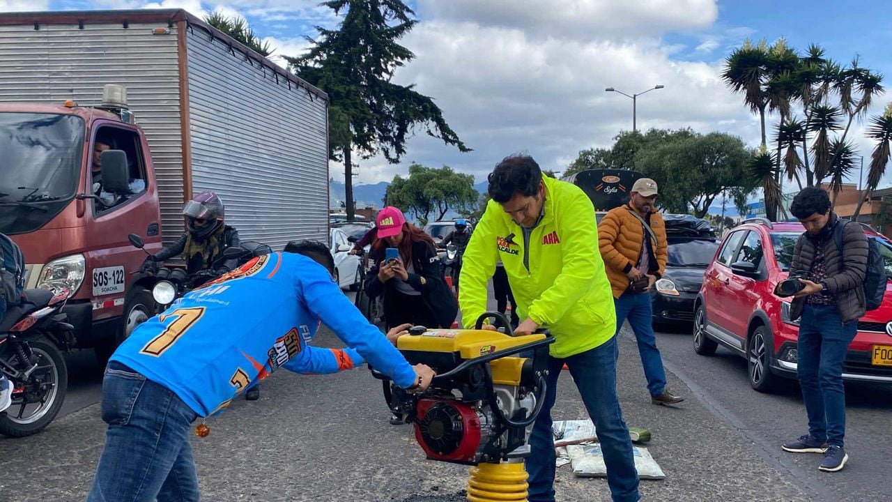 Rodrigo Lara tapando huecos en la calle 13 en Bogotá