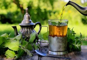 A la preparación de té de hierba de limón también se le puede agregar menta. Foto: Getty Images.