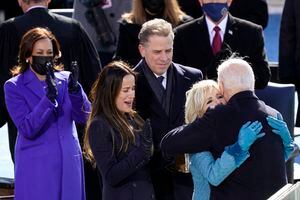 El presidente Joe Biden abraza a la primera dama Jill Biden, mientras su hijo Hunter Biden y su hija Ashley Biden miran después de juramentar durante la 59a toma de posesión presidencial en el Capitolio de los Estados Unidos en Washington, el miércoles 20 de enero de 2021. La vicepresidenta Kamala Harris aplaude a la izquierda. (Foto AP / Carolyn Kaster)