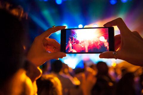 Tomar fotografías con el celular en medio de un concierto es una tarea difícil.