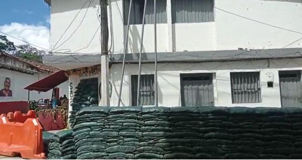 Fachada de la vivienda donde prestaba el servicio la Policía Nacional en el corregimiento de San José de Urama en Dabeiba, Antioquia.