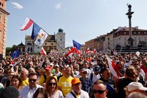 Medio millón de personas participaron en las protestas contra el gobierno nacionalista populista en el poder, a unos meses de las elecciones legislativas de otoño, de acuerdo con cifras de las autoridades municipales.