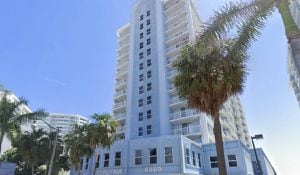 El edificio evacuado que se encuentra en Port Royale, en la zona de Miami Beach, presenta graves daños estructurales, según ha concluido un equipo de inspección, que ha alertado del peligro existente para los residentes de los 164 apartamentos que forman el edificio.