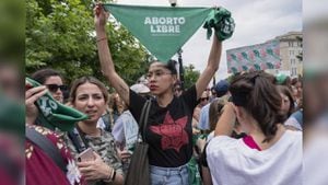 Una mujer sostiene un pañuelo que dice "aborto libre" en español, mientras la gente protesta tras la decisión del Tribunal Supremo de anular el caso Roe contra Wade en Washington, el viernes 24 de junio de 2022. Foto: AP/ Jacquelyn Martin.