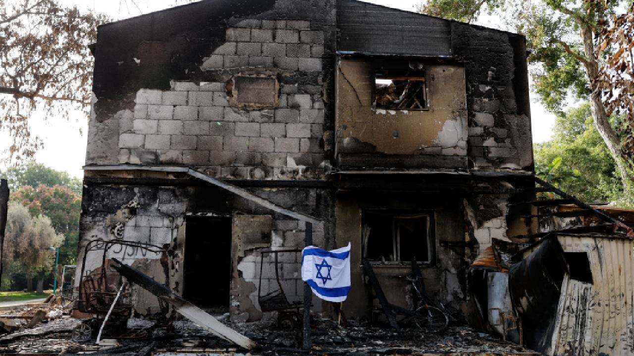 Secuelas de una infiltración mortal de hombres armados de Hamás en el kibutz Beeri.