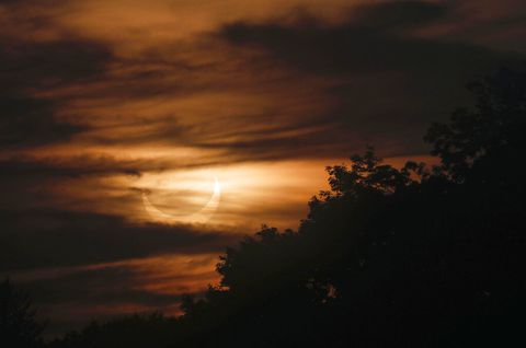 En la cúspide de este llamado eclipse anular, la Luna se deslizó lentamente delante del Sol, para transformarlo durante unos minutos en un delgado anillo luminoso, como un "círculo de fuego".