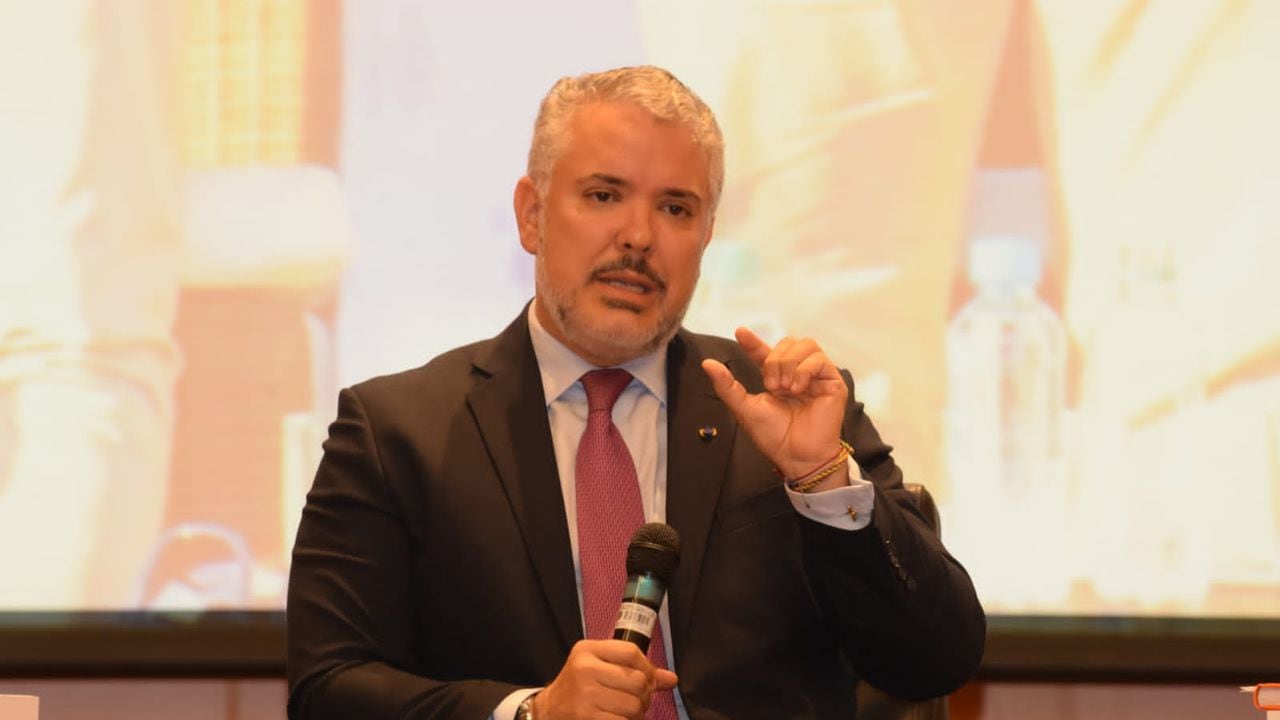 El expresidente Iván Duque durante la presentación de su libro 'Duque, su presidencia', este martes, en Bogotá.