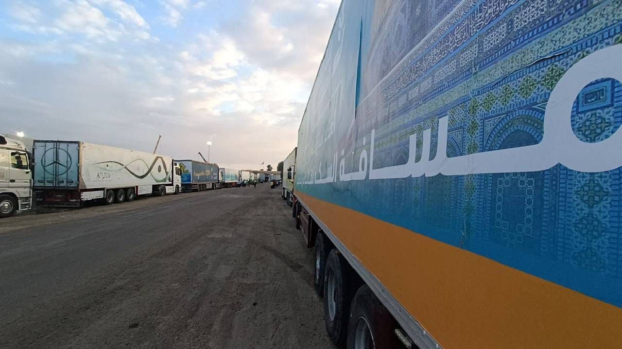 Grupos que transportan ayuda humanitaria para los palestinos esperan que se abra el cruce de Rafah.