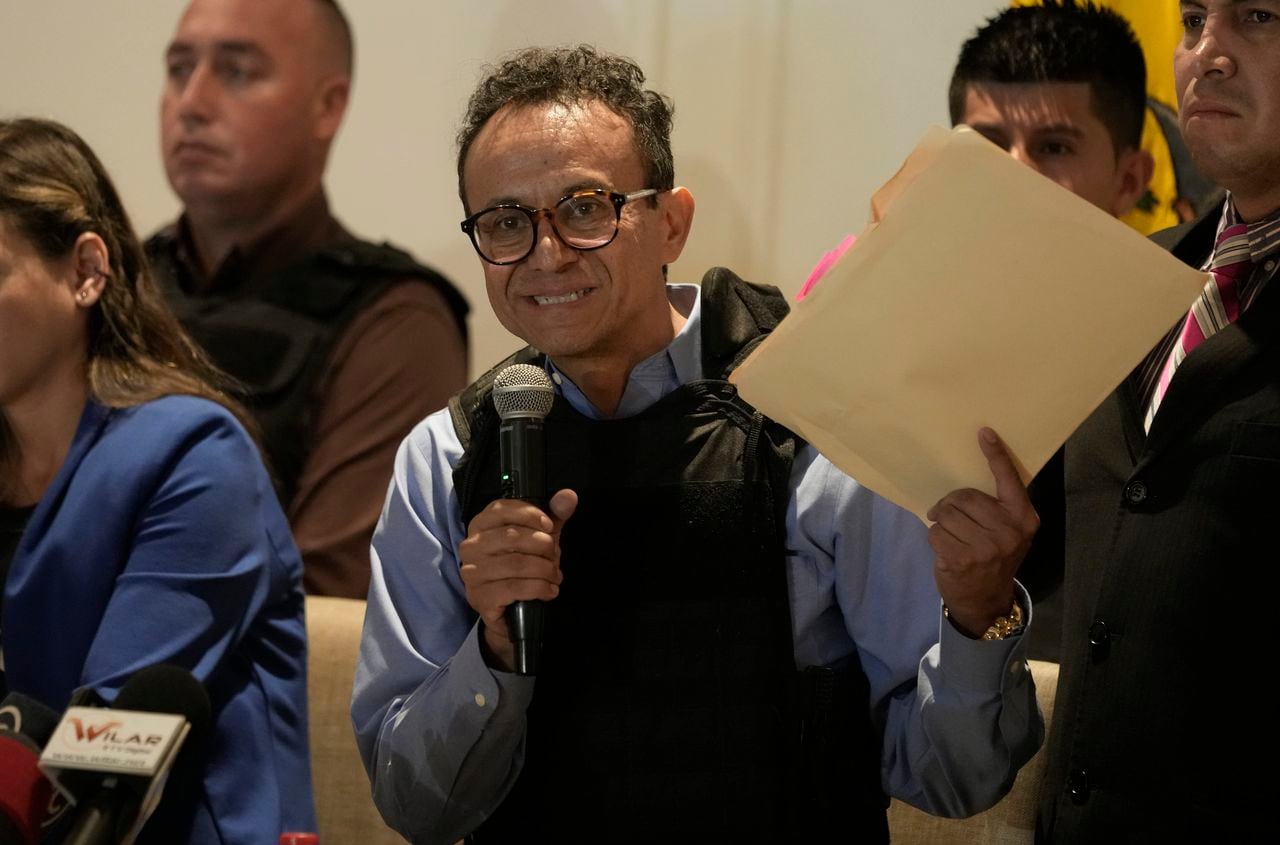 Con un chaleco antibalas, Christian Zurita, quien reemplaza al asesinado candidato presidencial Fernando Villavencencio, habla durante una conferencia de prensa en Guayaquil, Ecuador