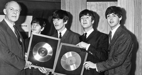 • 1963 The Beatles lanzan su primer álbum.