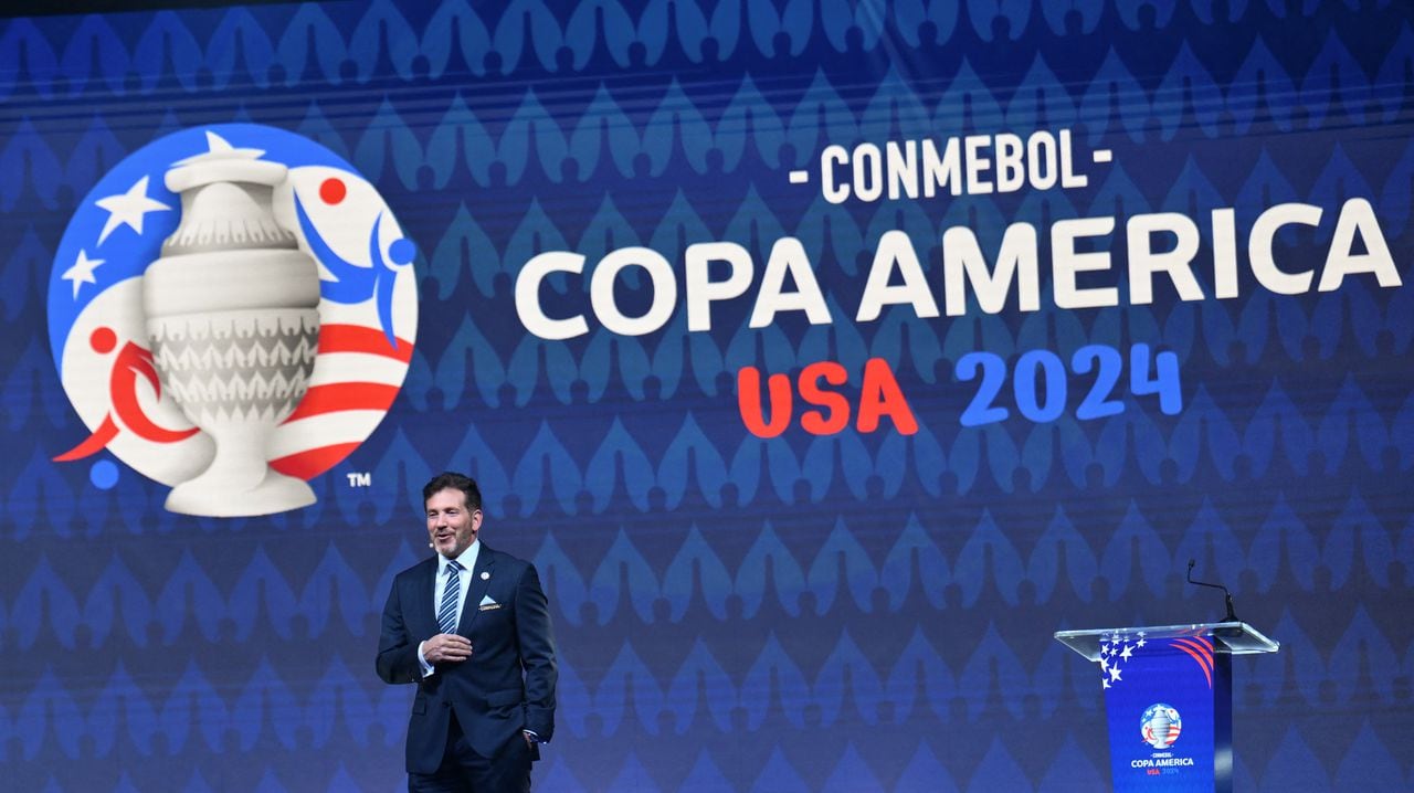 El presidente de Conmebol, Alejandro Domínguez, habla en el escenario durante el sorteo final de la Copa América Conmebol 2024 en el James L. Knight Center en Miami, Florida, el 7 de diciembre de 2023. (Foto de ANGELA WEISS / AFP)