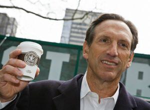 Howard Schultz, director ejecutivo de Starbucks, se crió en un complejo de viviendas para pobres y desde su infancia se propuso "llegar más allá de lo que la gente decía que era posible". Schultz terminó ganando una beca de fútbol de la Universidad del Norte de Michigan y trabajó en Xerox después de graduarse. Poco después se hizo cargo de una cafetería llamada Starbucks. Ahora su fortuna se estima en 2.000 millones de dólares.