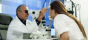 Se recomiendan visitas anuales al oftalmólogo para cuidar la salud visual.