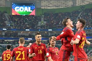 Gavi celebra el quinto gol de España chocando su pecho con Aymeric Laporte