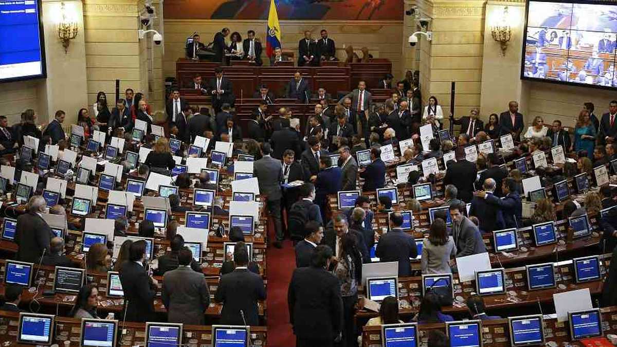 Incremento del salario de congresistas costará $115.642 millones al año en Colombia.