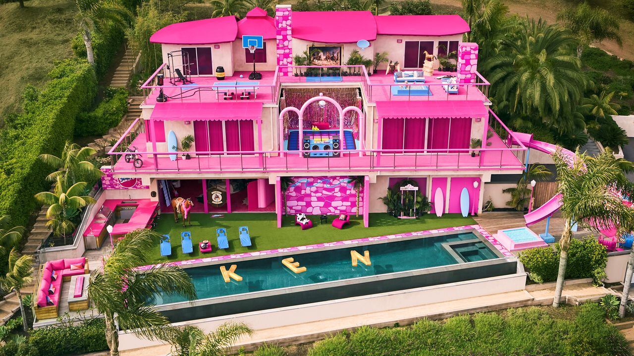 La icónica Malibu Dreamhouse de Barbie, que está regresando a la vida real con una mansión de tres pisos que refleja el set de la próxima película "Barbie" de Warner Bros, disponible para reservar nuevamente a través de la empresa de alquiler vacacional Airbnb. Foto: Airbnb a través de REUTERS.
