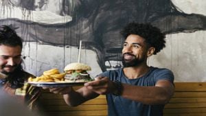Los acompañantes de la hamburguesa como la mayonesa y los refrescos en exceso, pueden ser los más perjudiciales para la salud. Foto Gettyimages.