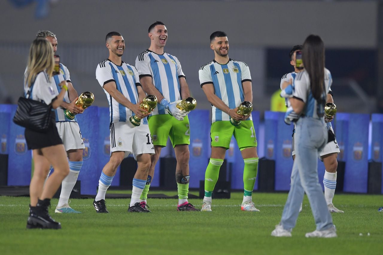 BUENOS AIRES, ARGENTINA - MARCH 23: (L-R) Guido Rodriguez, Emiliano Martinez, Geronimo Rulli of Argentina joke with the World Cup during  an international friendly match between Argentina and Panama at Estadio Más Monumental Antonio Vespucio Liberti on March 23, 2023 in Buenos Aires, Argentina. (Photo by Marcelo Endelli/Getty Images)