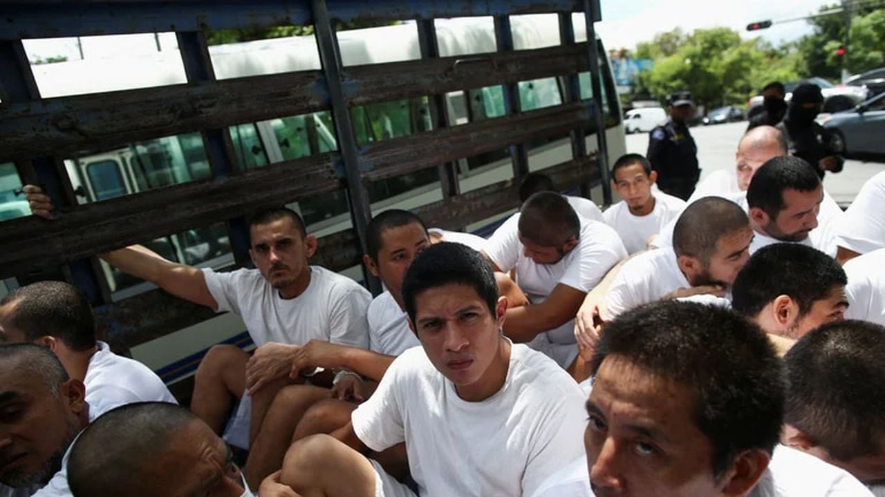La denuncia dice que se han detenido 152 personas de manera arbitraria en el afán de acabar las pandillas en El Salvador. Foto: Reuters/José Cabezas.