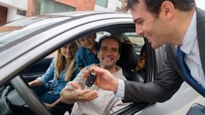 Vendedor de autos latinoamericano entregando un auto a una familia feliz y manejando las llaves - conceptos de propiedad de autos