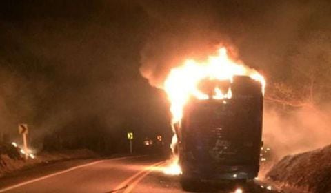 Hombres armados queman bus intermunicipal que cubría la tuta Acevedo (Huila) - Bogotá.